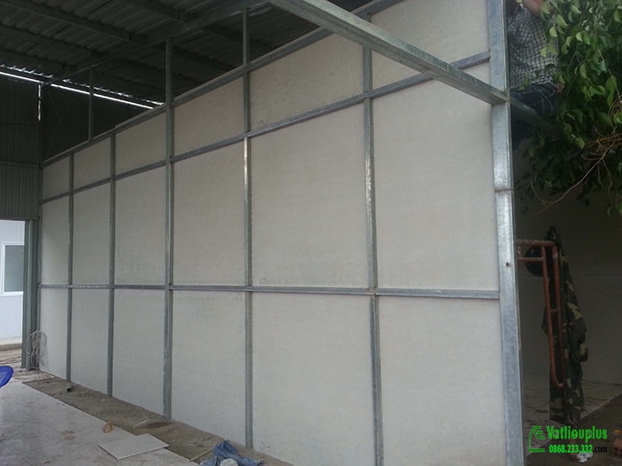 Thi-cong-vach-ngan-tuong-bang-tam-cemboard---Quan-Binh-Thanh